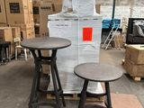 deux tabourets et une table dans un entrepôt