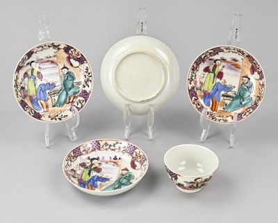 Plusieurs pièces de porcelaine chinoise sont exposées sur une table