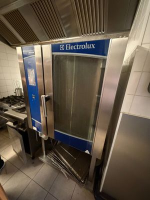 un homme qui se tient devant un four électrique