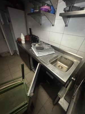 une cuisine avec un évier et une cuisinière