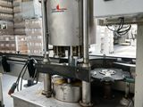 une photo d'une machine dans une usine, avec de nombreuses caisses en arrière-plan