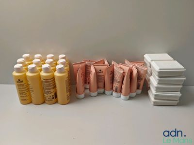 de nombreuses bouteilles de lotion posées sur une table