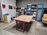une table placée au milieu d'une pièce
