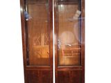 paire de vitrines anciennes en acajou avec des portes vitrées