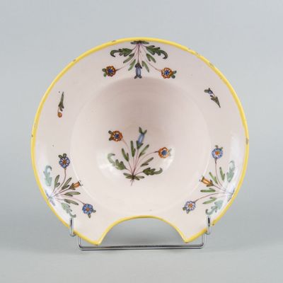 une image représentant un bol orné d'un motif floral