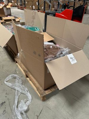 de nombreuses caisses de denrées alimentaires posées sur une palette dans un entrepôt
