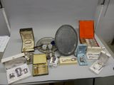 une table sur laquelle se trouvent de nombreux objets en argent