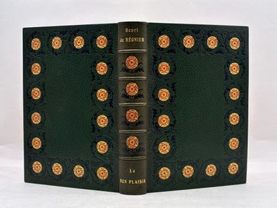 Le livre est vert, avec des fleurs dorées sur la couverture.