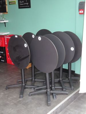 un grand nombre de chaises dans une pièce