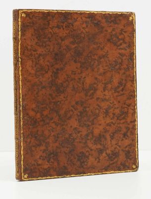 un vieux livre en cuir marron aux tranches dorées