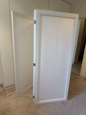 une porte blanche au milieu d'une pièce