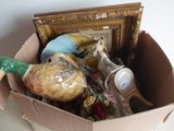 une boîte en carton contenant une image, un canard, un cadre photo et d'autres objets