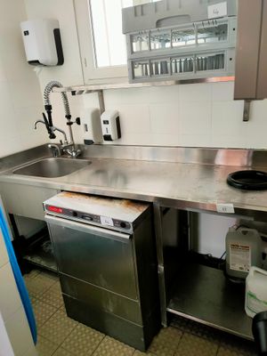 une cuisine équipée d'un évier et d'un lave-vaisselle