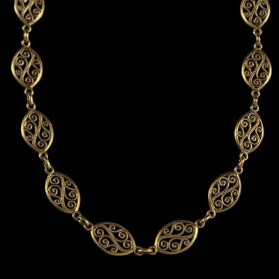 un collier en or sur fond noir