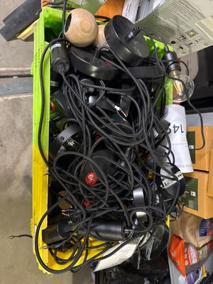 un tas de fils et d'autres composants électroniques dans une boîte
