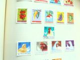 la photo d'un livre sur lequel sont apposés des timbres