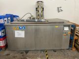 une machine placée au milieu d'une pièce