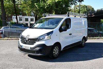 une camionnette blanche garée dans un parking