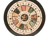 une table ronde sur laquelle se trouve une horloge, sur fond blanc