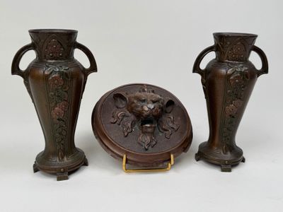 trois vases placés l'un à côté de l'autre sur une table