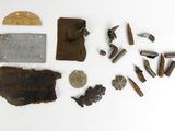 une image représentant un ensemble d'objets métalliques posés sur une surface blanche