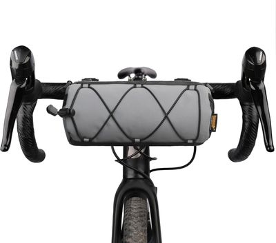 un gros plan sur le guidon d'un vélo avec un sac accroché dessus