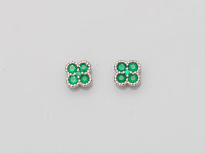 une paire de boucles d'oreilles en émeraude et diamant