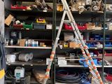 une échelle appuyée contre un mur dans un garage