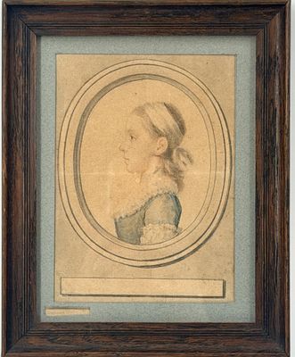portrait d'une jeune fille vêtue d'une robe bleue et d'un chapeau
