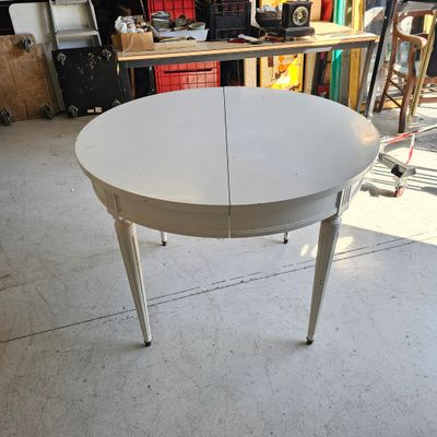 a white table that is sitting in a garage