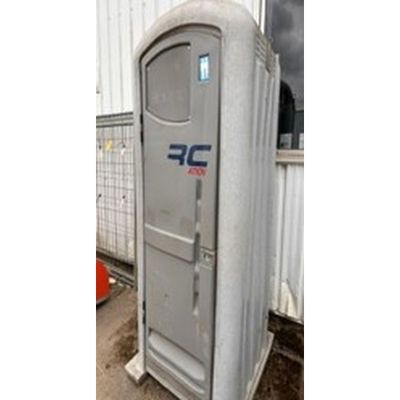 un gros plan sur des toilettes portables installées à l'extérieur d'un bâtiment