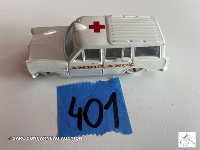 une petite ambulance miniature avec une croix rouge sur le toit