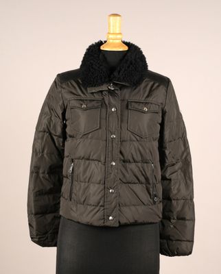une veste noire à col en fourrure sur un mannequin, un mannequin, un mannequin, un mannequin, un mannequin, un mannequin, un mannequin, un mannequin, un mannequin, un mannequin, un mannequin, un mannequin, un mannequin, un mannequin, un mannequin, un mannequin, un mannequin, un mannequin, un mannequin, un mannequin, un mannequin, un mannequin, un mannequin, un mannequin, un mannequin, un mannequin, un mannequin, un mannequin, un mannequin, un mannequin, un mannequin, un mannequin, un manne