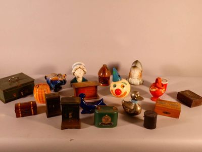 Environ vingt tirelires. A la découverte. - Photo 1