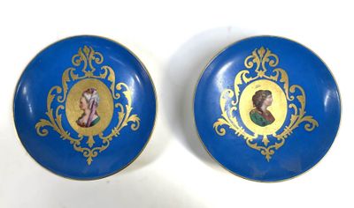 Paire de coupelles en porcelaine à motif de profil féminin s… - Photo 1