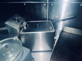 une photo d'une cuisine professionnelle équipée d'une friteuse