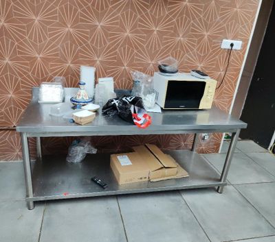 une table en métal sur laquelle est posé un micro-ondes