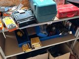 de nombreux outils posés sur une étagère dans un garage