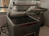 une machine posée sur le comptoir d'une cuisine