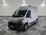 la camionnette blanche est garée dans une grande pièce au sol en damier