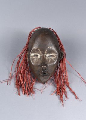 Masque facial en bois patiné, raphia rouge et peinture blanc…
