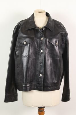 une veste en cuir noir sur un mannequin, sur fond blanc