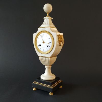 Pendule en bronze doré, marbre blanc et noir, fin de l'époqu… - Photo 1