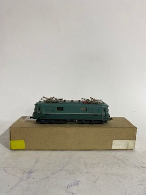 une image représentant une locomotive verte posée sur une boîte en carton