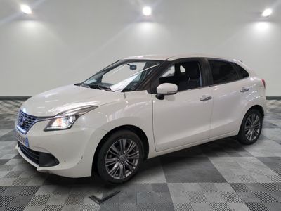 une photo d'une voiture blanche dans un showroom