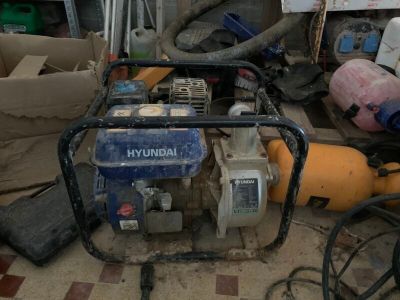 une photo d'un petit générateur dans un garage