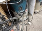 un enchevêtrement de fils qui traînent par terre