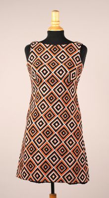 une robe orange et noire sur un mannequin, un mannequin, un mannequin, un mannequin, un mannequin, un mannequin, un mannequin, un mannequin, un mannequin, un mannequin, un mannequin, un mannequin, un mannequin, un mannequin, un mannequin, un mannequin, un mannequin, un mannequin, un mannequin, un mannequin, un mannequin, un mannequin, un mannequin, un mannequin, un mannequin, un mannequin, un mannequin, un mannequin, un mannequin, un mannequin, un mannequin, un mannequin, un mannequin, un manne