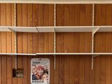 une cuisine équipée d'une cuisinière, d'un évier et d'un réfrigérateur