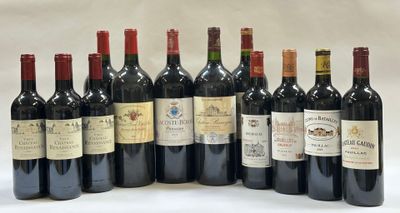 plusieurs bouteilles de vin sont alignées sur une surface blanche